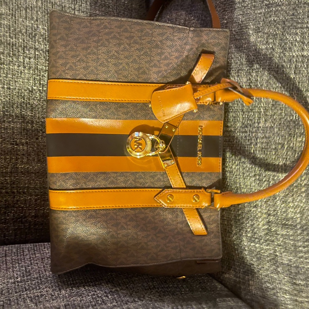 Beautiful Michael Kors purse rarely used it. I gave 375 plus tax bought @ macys